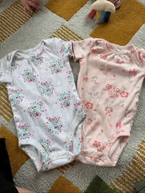 Bundle of 2 carters short sleeve floral bodysuits size 6m